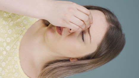 Vertical-video-of-Woman-with-migraine-is-experiencing-pain.